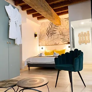 luxe-et-calme-en-hyper-centre-la-cour-des-bois.hotels-rhonealpes.com/
